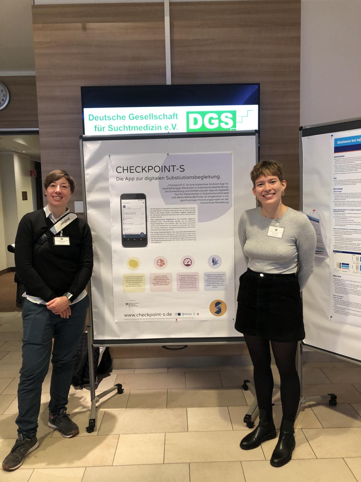 Scarlett und Luise präsentieren unser wissenschaftliches Poster auf der Jahrestagung der Deutschen Gesellschaft für Suchtmedizin