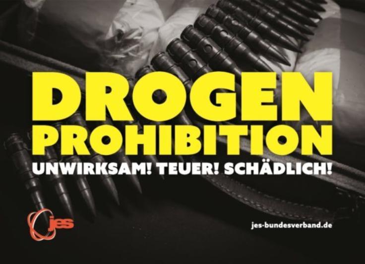 Aufkleber mit dem Bild eines Patronengurtes und dem Schriftzug "Drogenprohibition unwirksam! Teuer! Schädlich!"