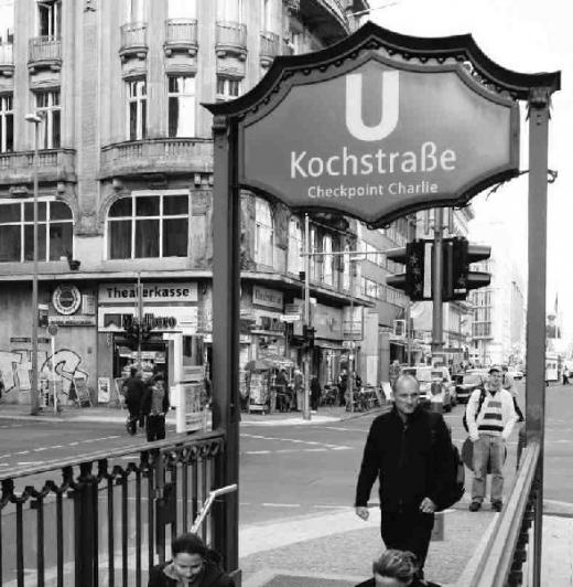 Schwarzweißfotografie des Einganges zur U-Bahnstation Berlin-Kochstraße beziehunsgweise Checkpoint Charlie.